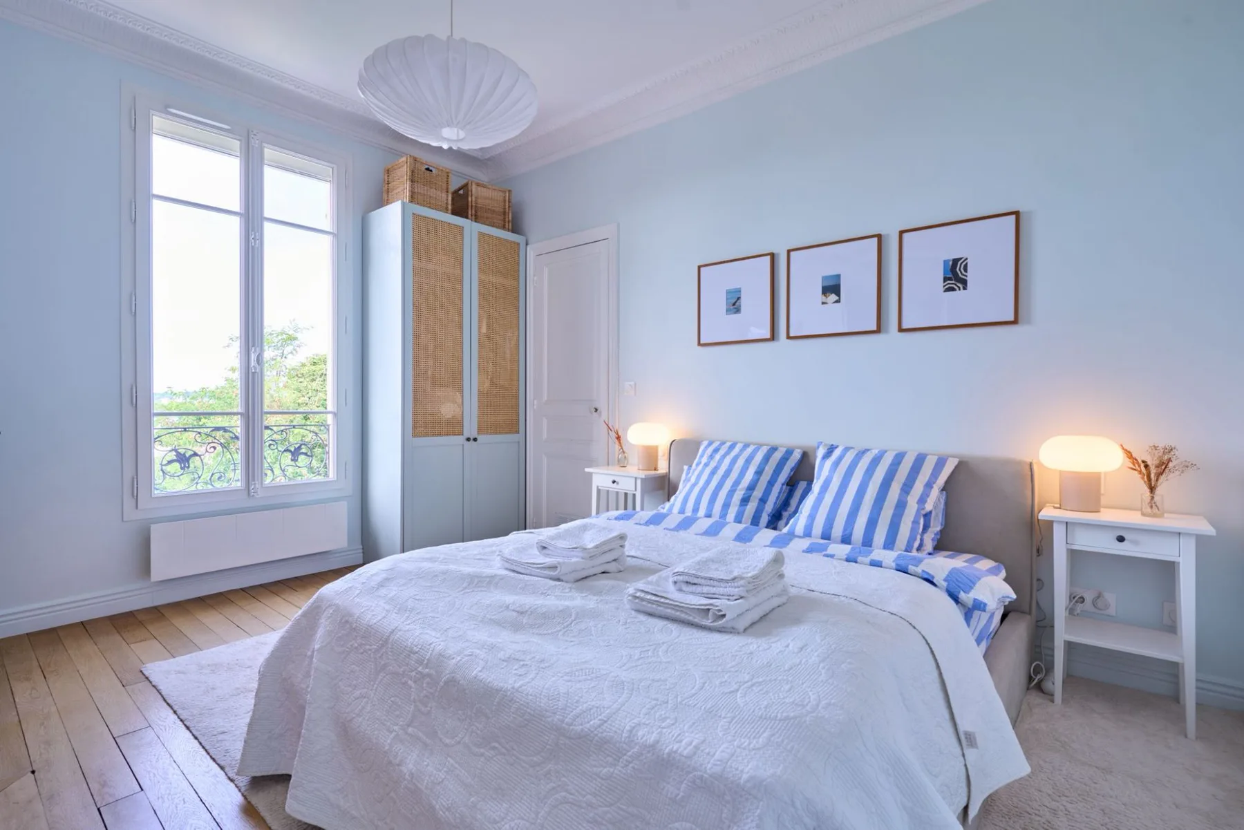 Chambre rénovée : murs bleu ciel, moulures et parquet en chêne