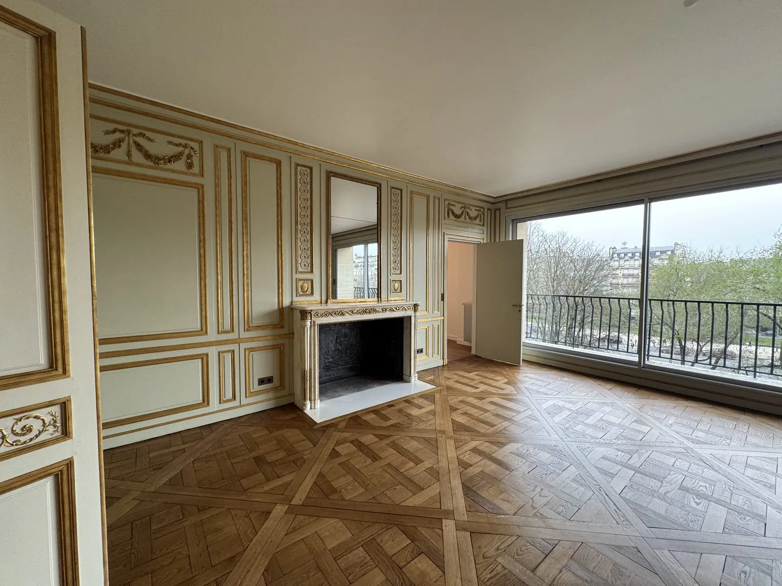 Avenue Foch — Salon à boiseries, parquet point de Hongrie et cheminée