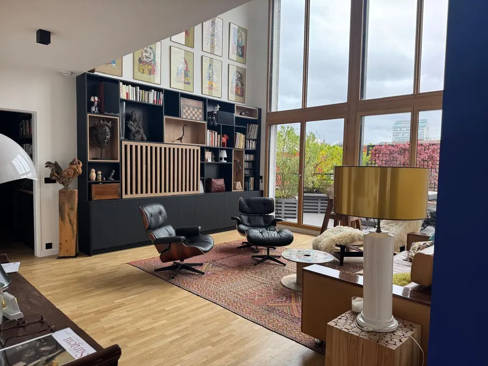 Séjour double hauteur et bibliothèque sur mesure — Boulogne-Billancourt, centre