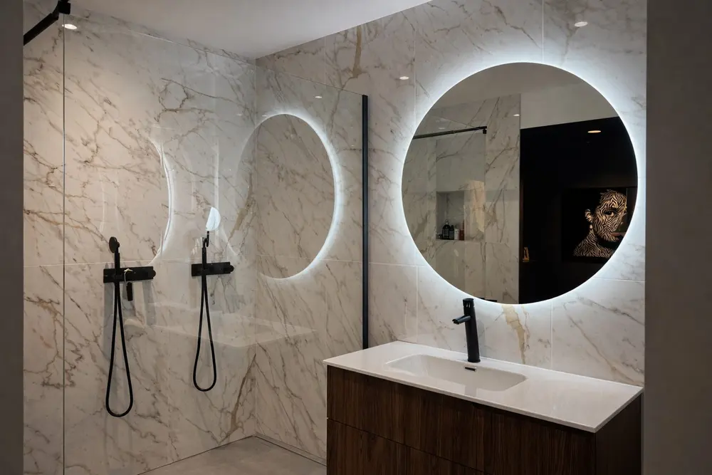 Salle de bain en marbre, miroir rétroéclairé — Boulogne-Billancourt, centre