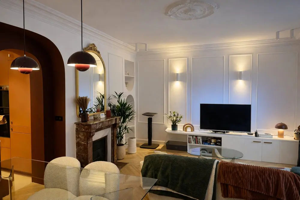 Séjour, cheminée et moulures — Rue Caulaincourt, 18e
