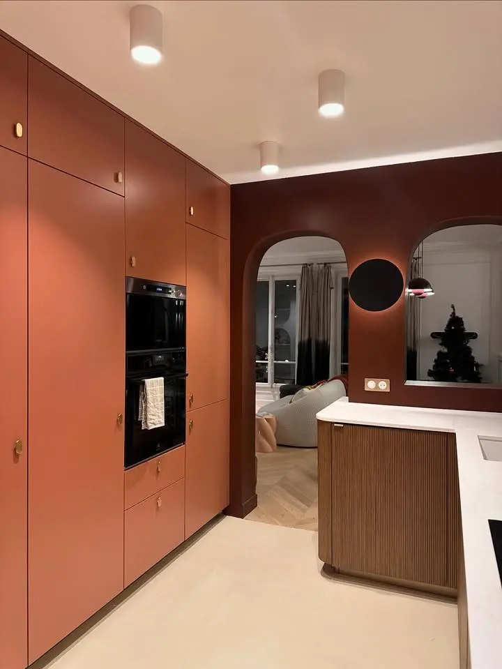 Cuisine, colonne terracotta — Rue Caulaincourt, 18e