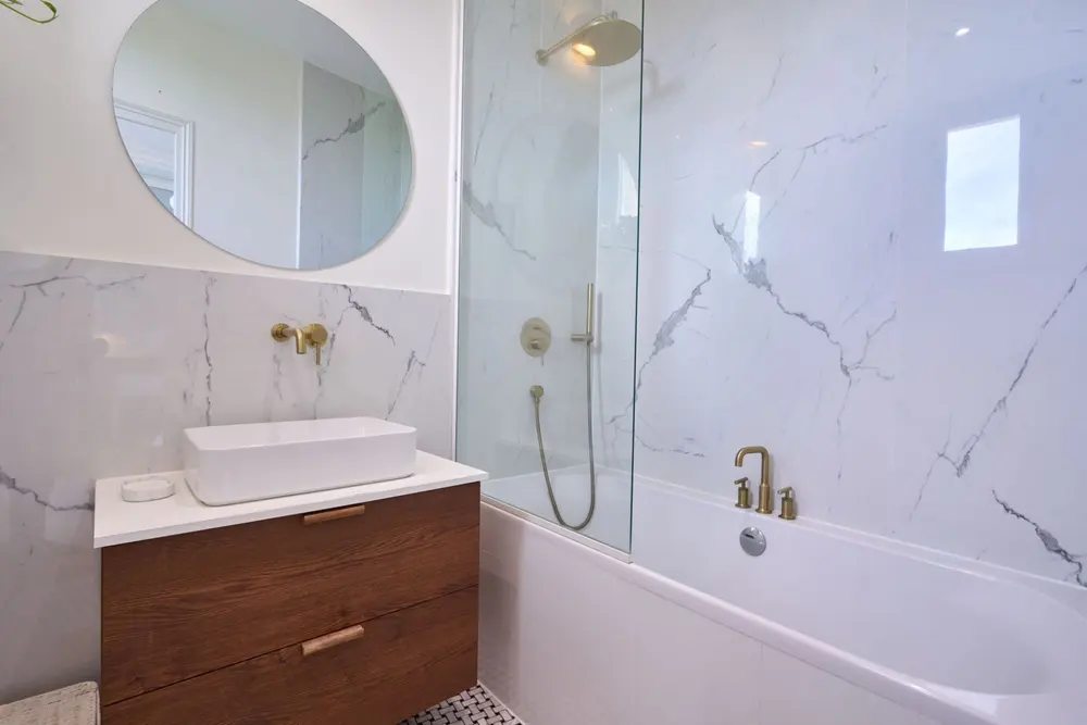 Salle de bain en marbre, robinetterie laiton brossé — Enghien-les-Bains, bord du lac