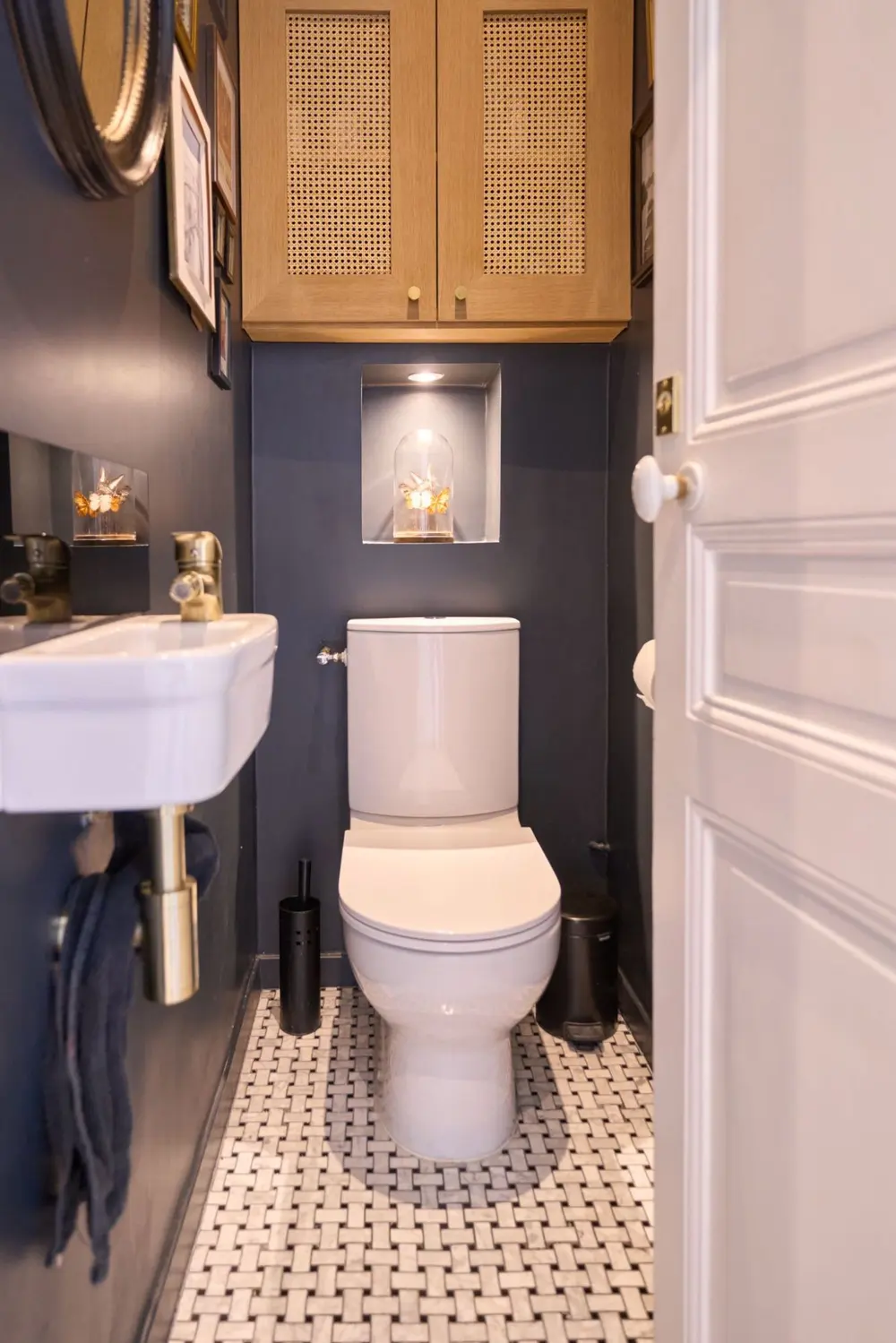Toilettes bleu nuit, placard canné et niche éclairée — Enghien-les-Bains, bord du lac