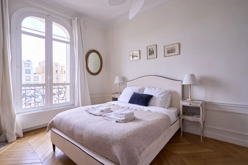 Chambre, fenêtre cintrée et parquet point de Hongrie — Enghien-les-Bains, bord du lac