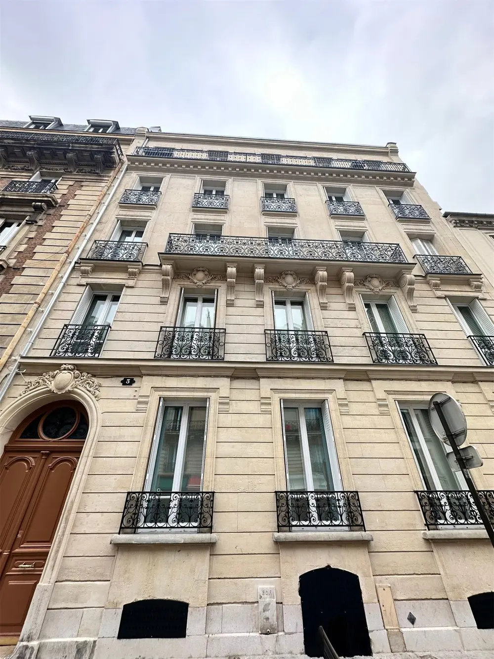 Façade en pierre, porte cochère en bois — Boulogne-Billancourt, sud
