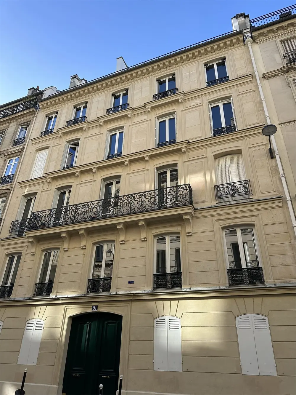 Façade en pierre de taille et balcons filants — Paris 17e