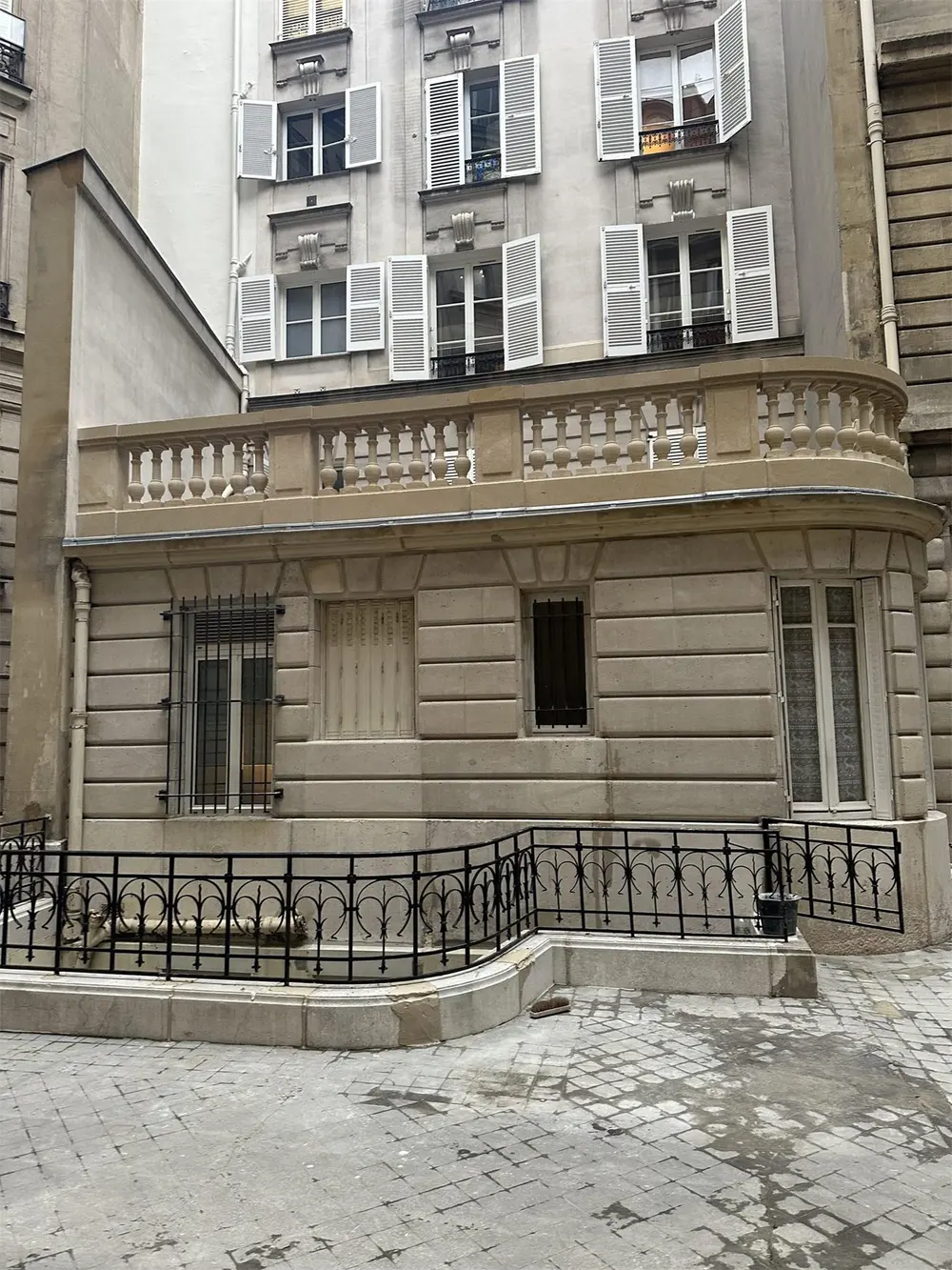 Soubassement, grille et façade sur cour — Paris 8e, Monceau