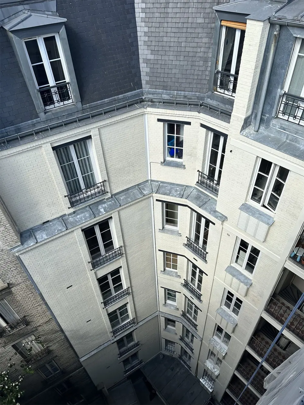 Cour intérieure après peinture — Paris 8e, Europe