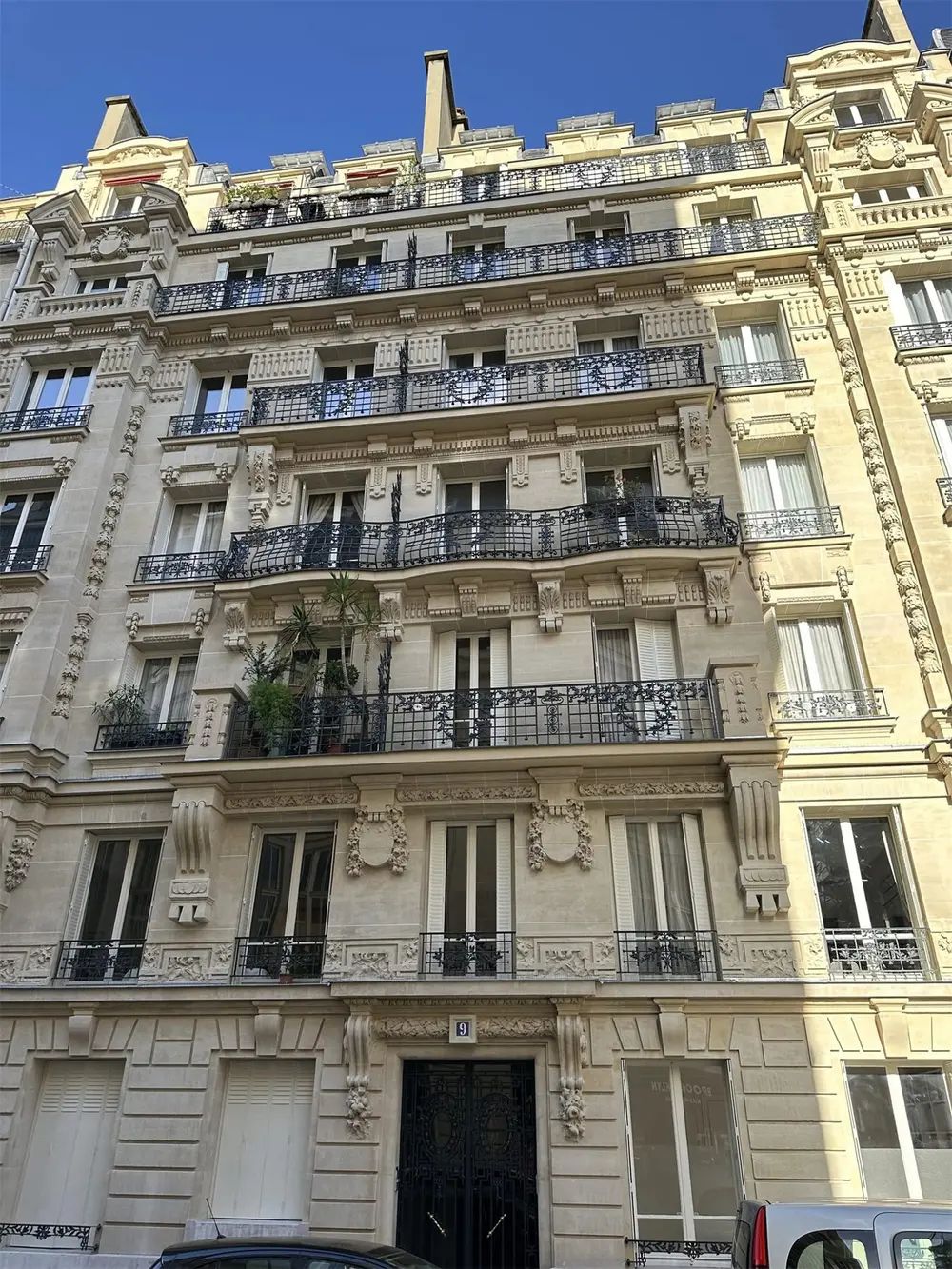 Façade haussmannienne ouvragée — Paris 17e