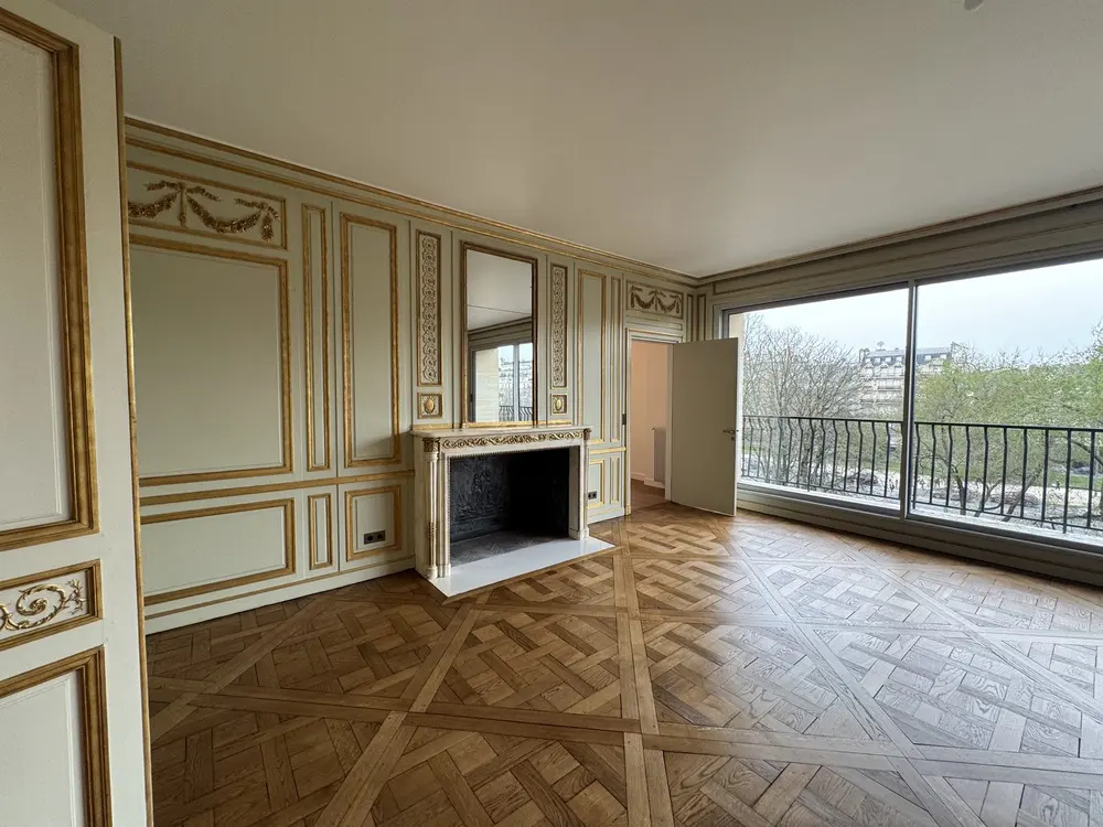 Salon à boiseries, parquet point de Hongrie et cheminée — Avenue Foch, 16e
