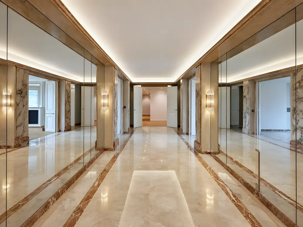 Galerie d’entrée, marbre, miroirs et plafond lumineux — Avenue Foch, 16e