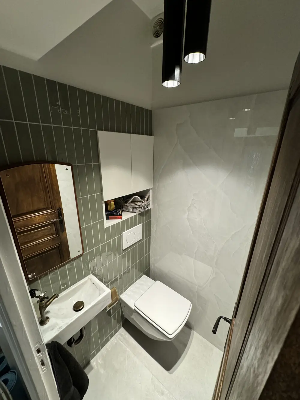 Toilettes, carrelage vert et lave-mains — Paris 6e