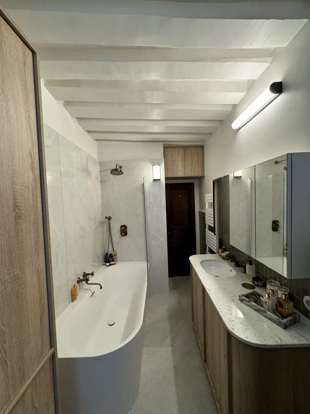 Salle de bain, baignoire îlot et double vasque sur meuble en chêne — Paris 6e