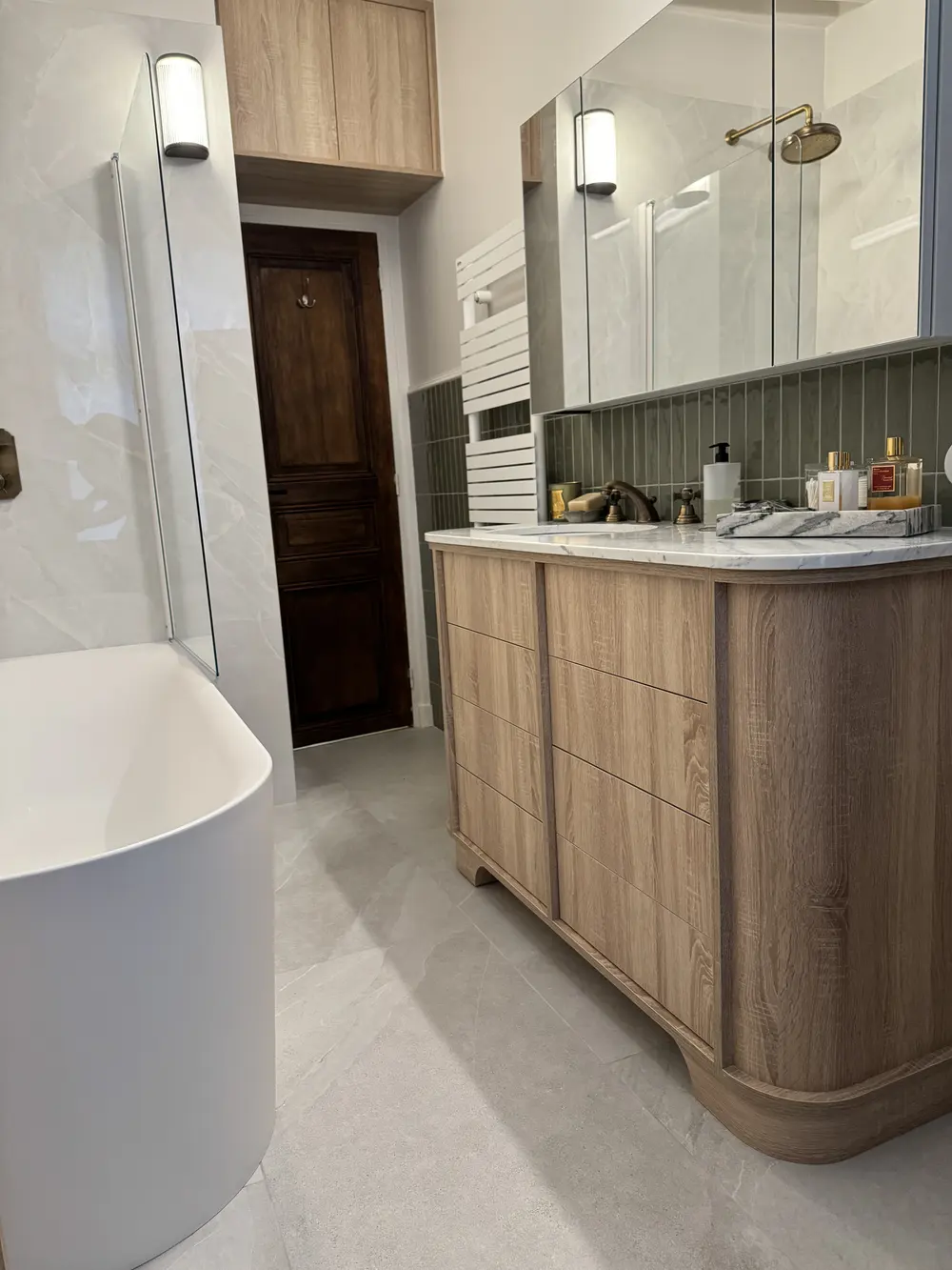 Meuble vasque cintré en chêne, plan en marbre — Paris 6e