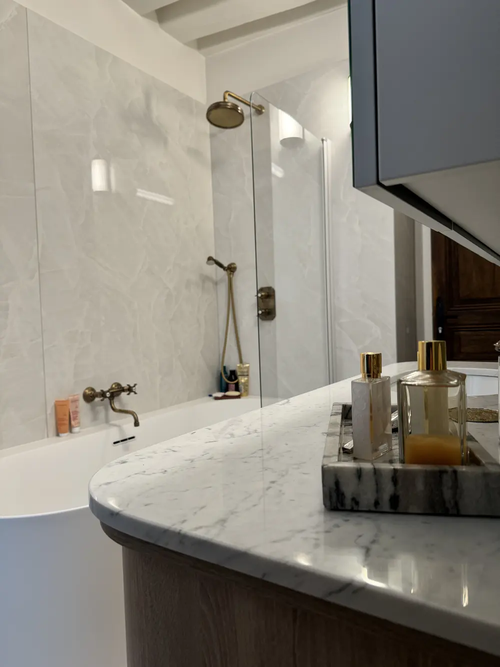 Robinetterie laiton et plan en marbre de Carrare — Paris 6e