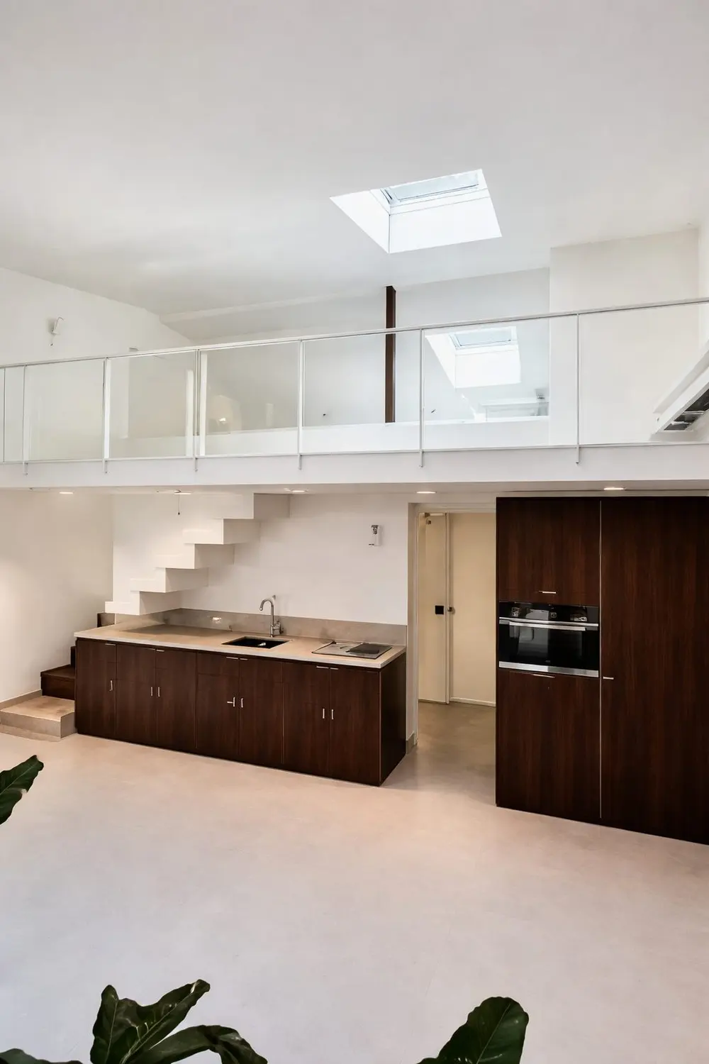 Cuisine sous mezzanine et verrière — Rue Pradier, 19e