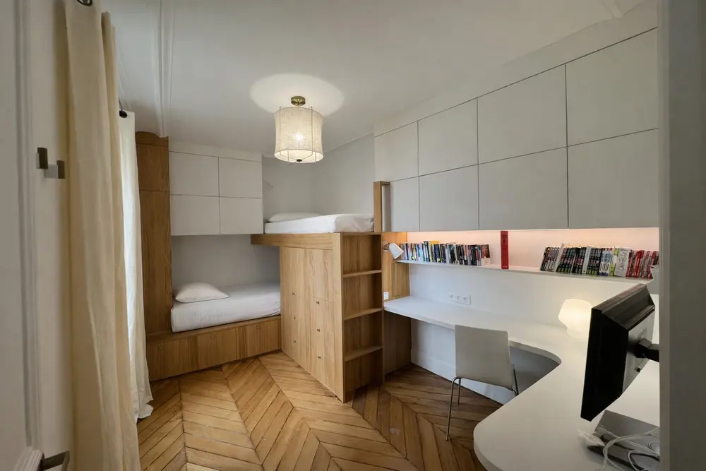 Bureau et lit intégrés en menuiserie — Rue Saint-Dominique, 7e